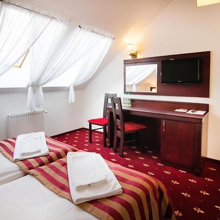 Hotel Platinum Хрубешов Екстериор снимка