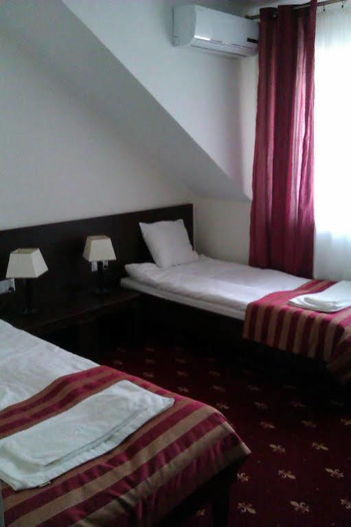 Hotel Platinum Хрубешов Екстериор снимка