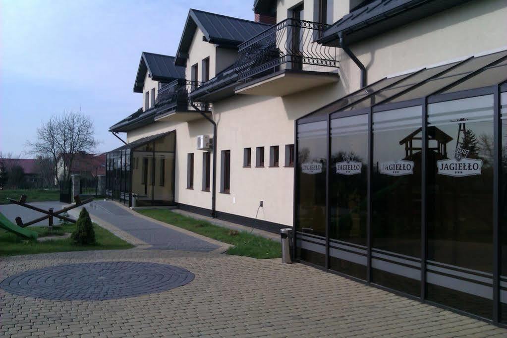 Hotel Platinum Хрубешов Екстериор снимка