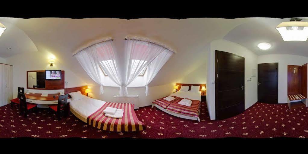 Hotel Platinum Хрубешов Екстериор снимка
