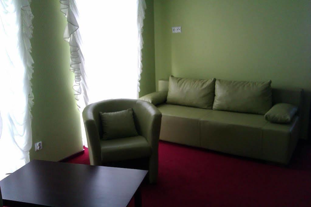 Hotel Platinum Хрубешов Екстериор снимка