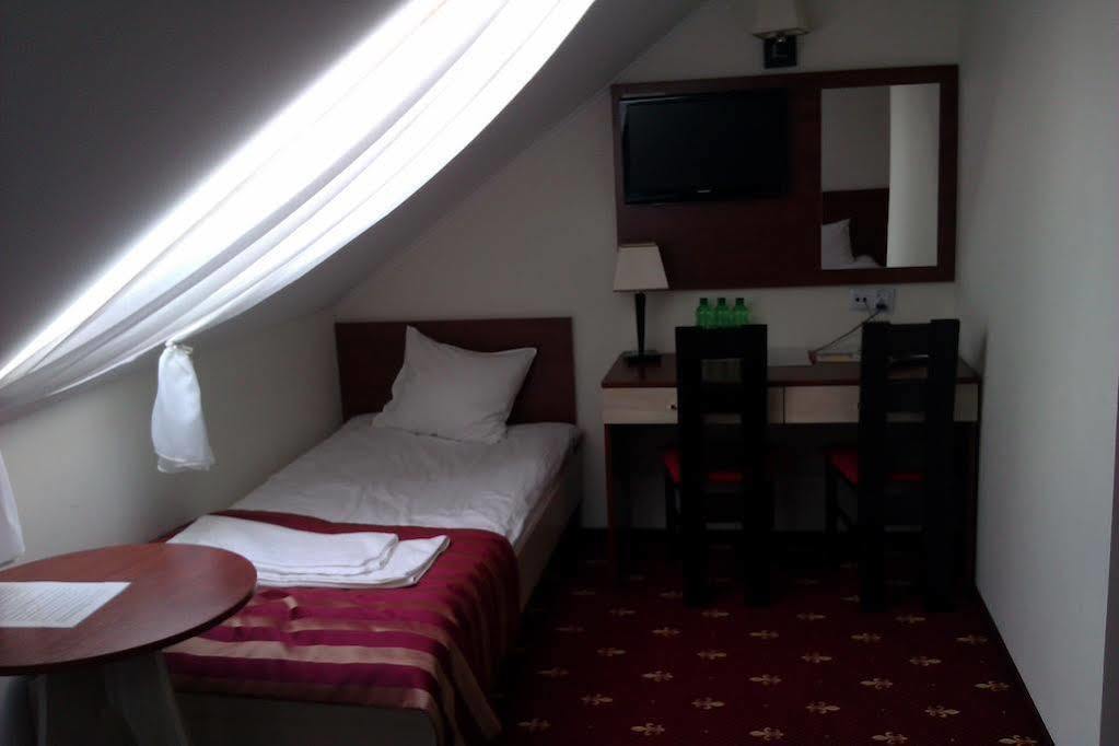 Hotel Platinum Хрубешов Екстериор снимка