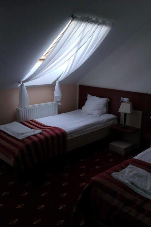 Hotel Platinum Хрубешов Екстериор снимка