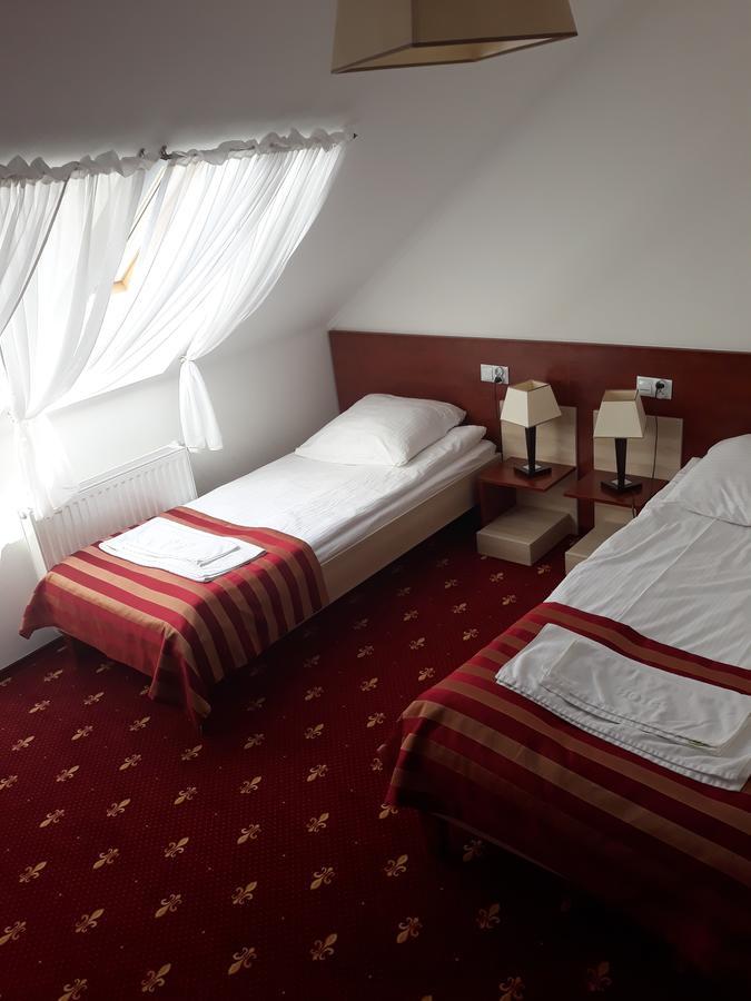 Hotel Platinum Хрубешов Екстериор снимка