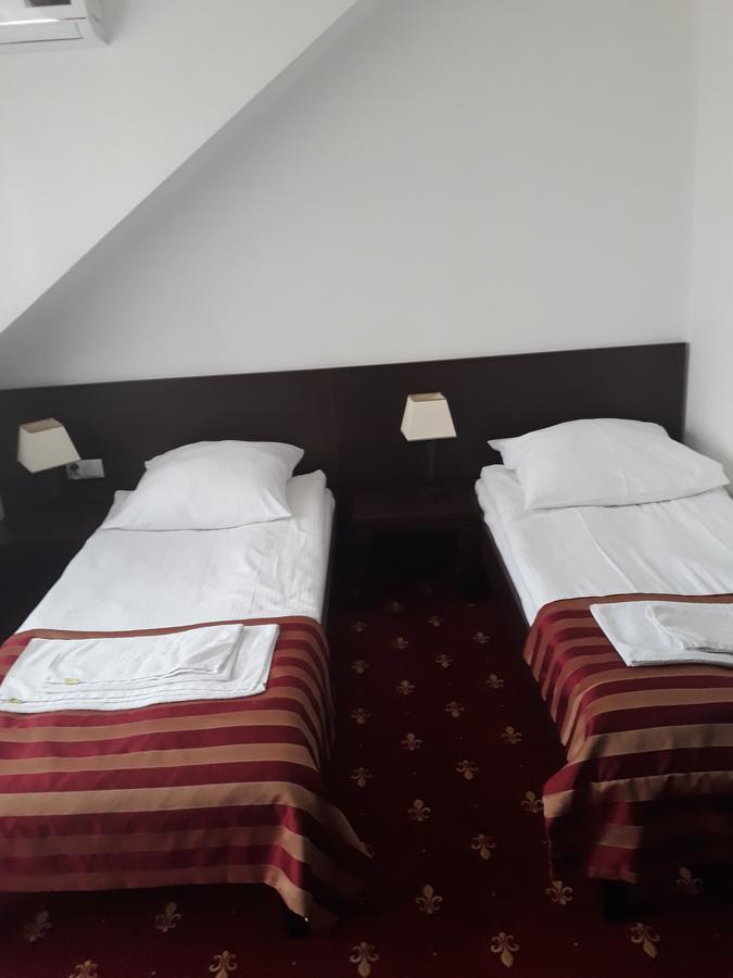 Hotel Platinum Хрубешов Екстериор снимка