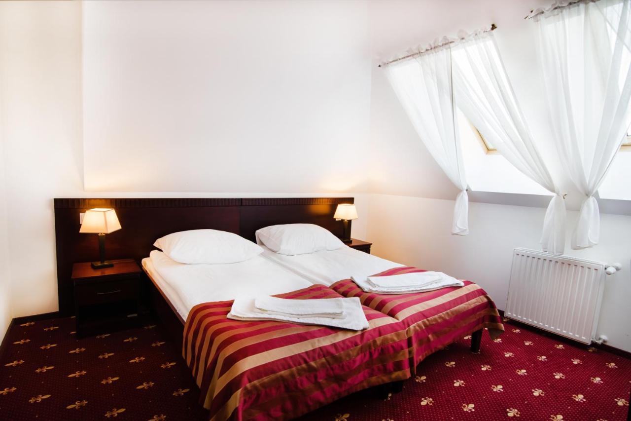 Hotel Platinum Хрубешов Екстериор снимка