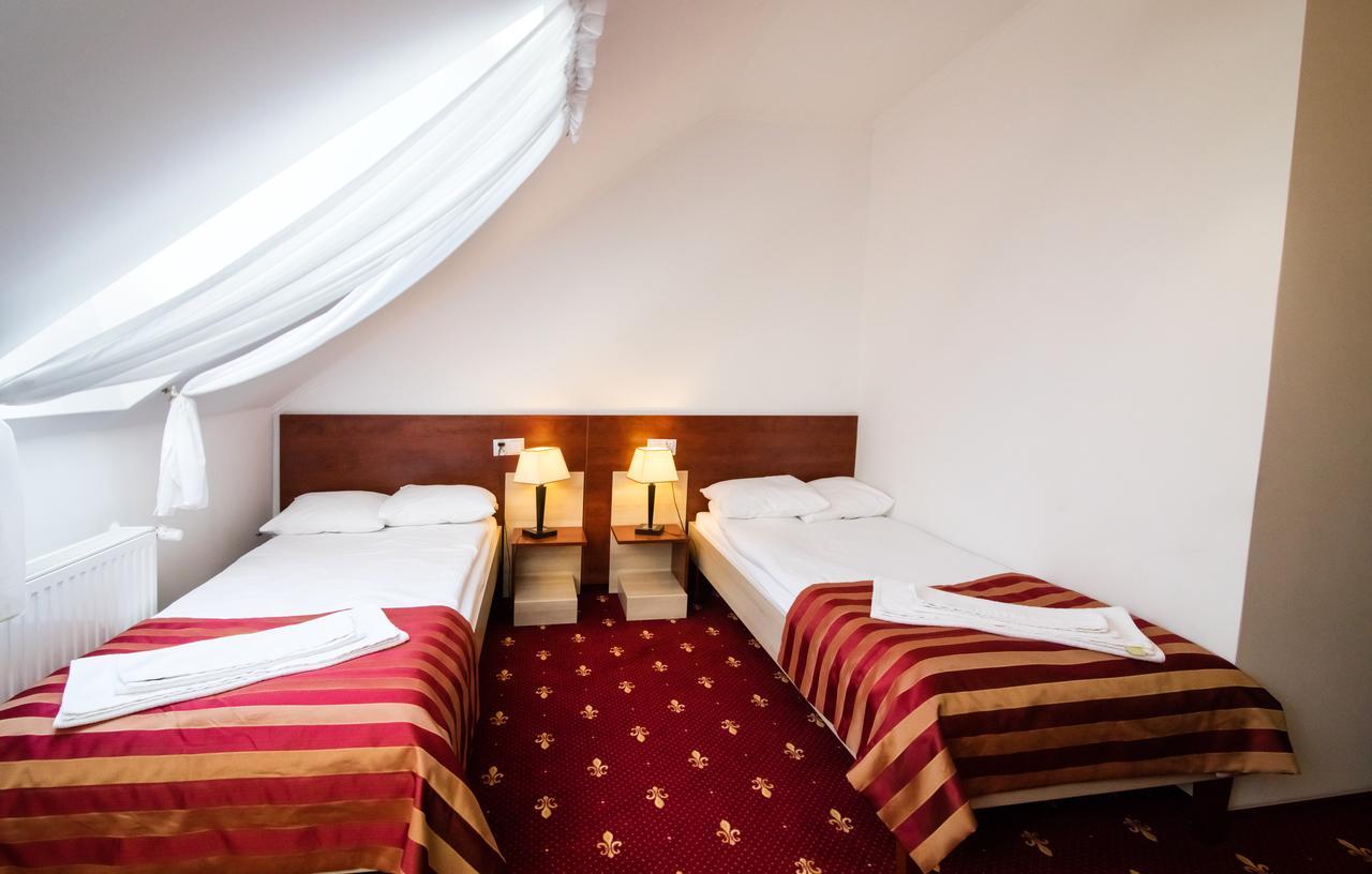 Hotel Platinum Хрубешов Екстериор снимка