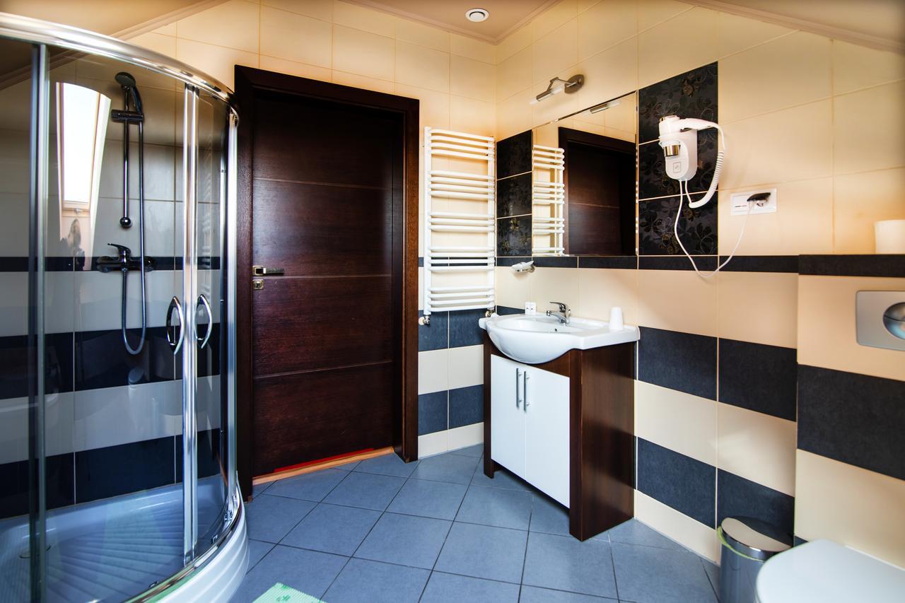 Hotel Platinum Хрубешов Екстериор снимка