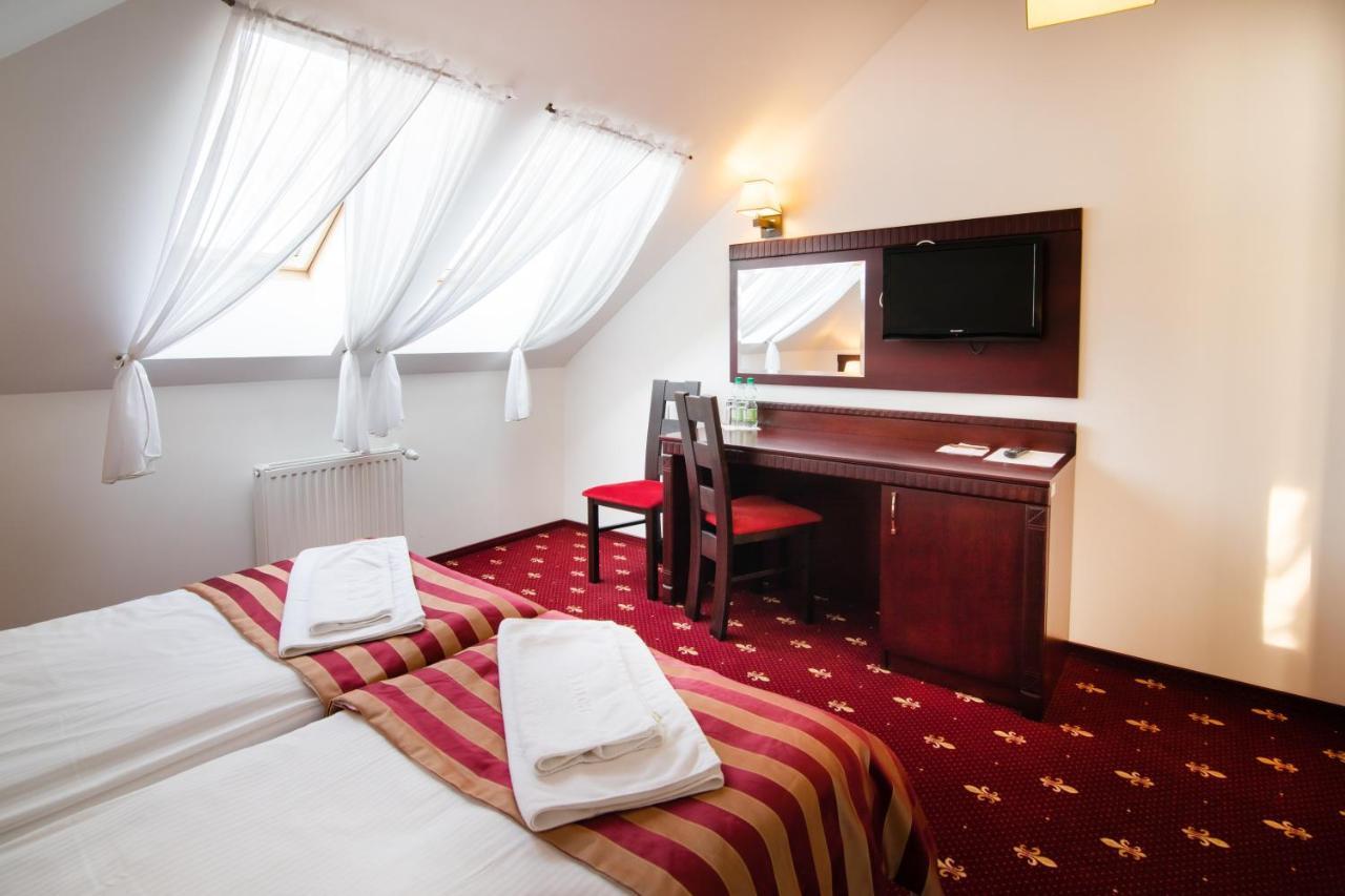 Hotel Platinum Хрубешов Екстериор снимка